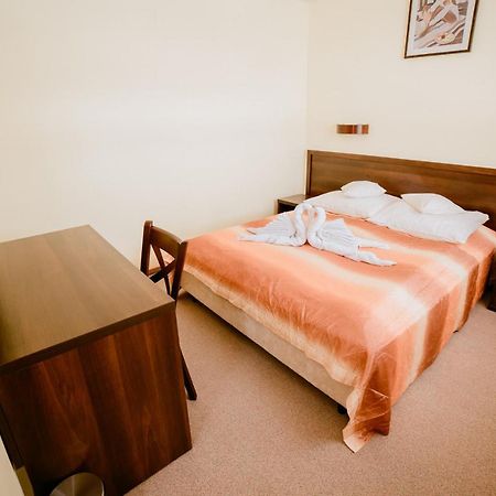 Hotel Domino Niemodlin Bagian luar foto