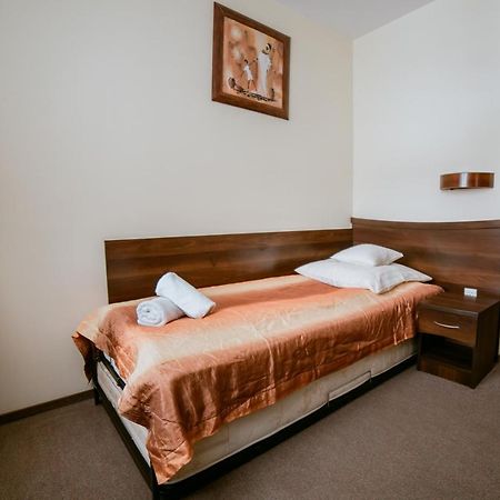 Hotel Domino Niemodlin Bagian luar foto