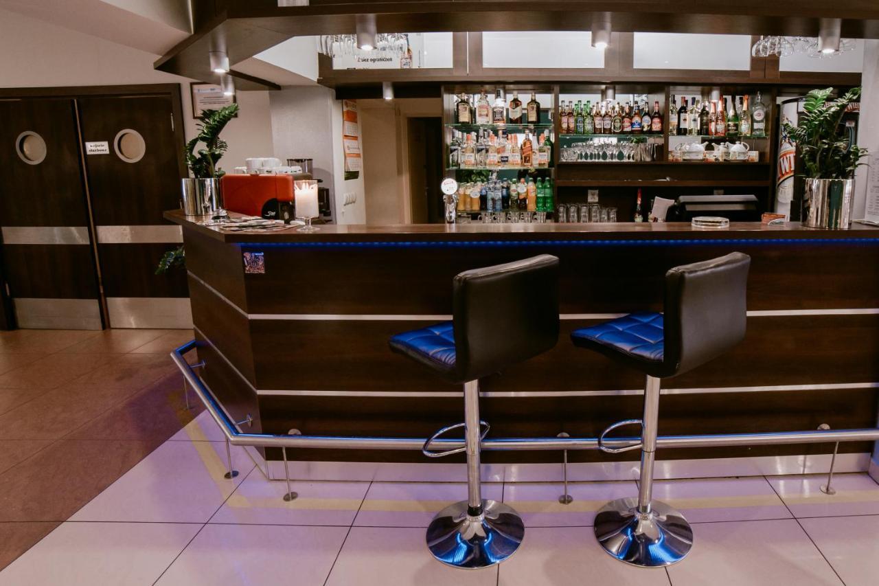 Hotel Domino Niemodlin Bagian luar foto