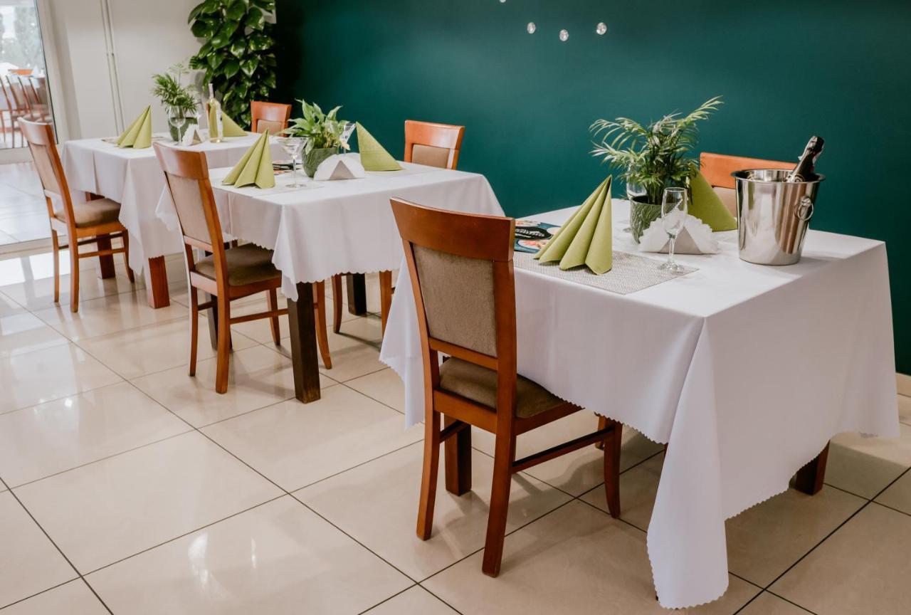 Hotel Domino Niemodlin Bagian luar foto