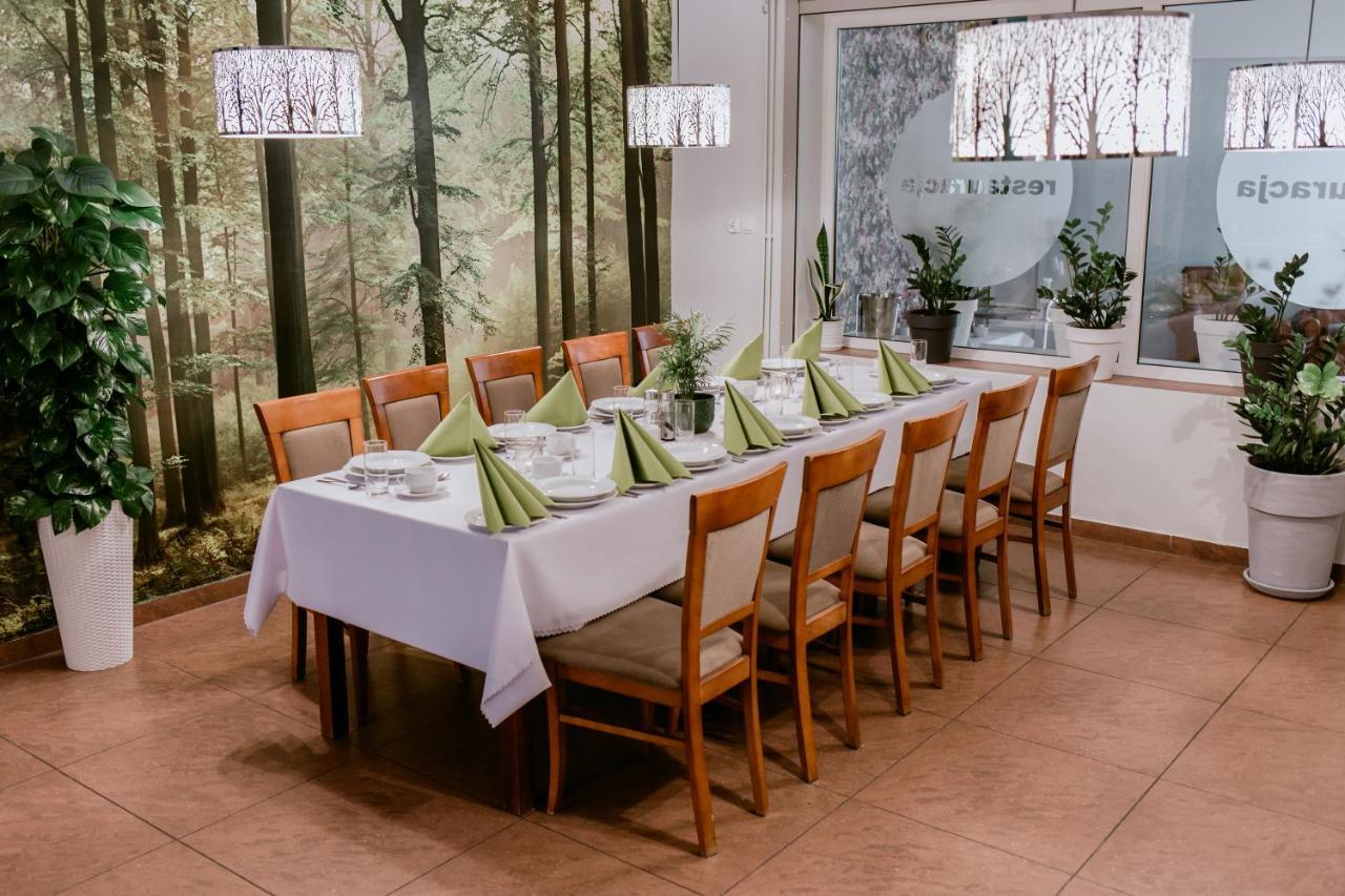 Hotel Domino Niemodlin Bagian luar foto