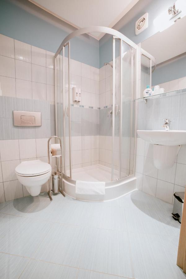 Hotel Domino Niemodlin Bagian luar foto