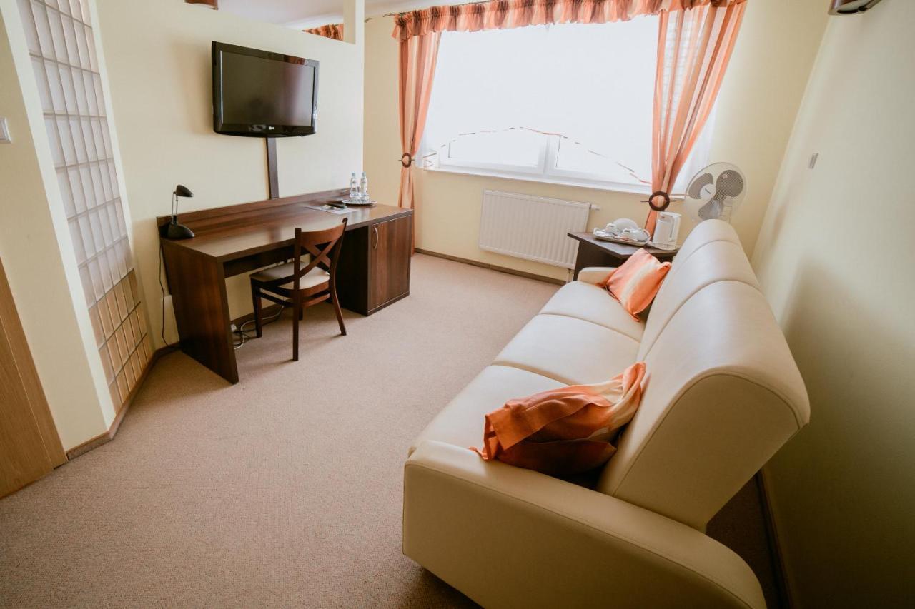 Hotel Domino Niemodlin Bagian luar foto
