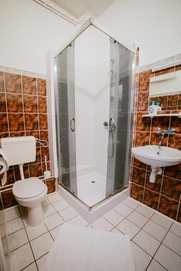 Hotel Domino Niemodlin Bagian luar foto