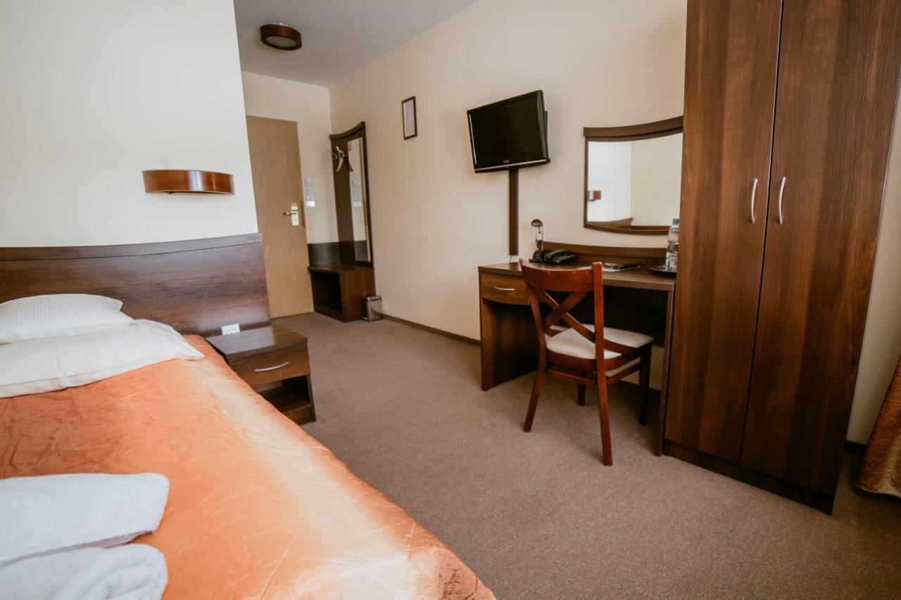 Hotel Domino Niemodlin Bagian luar foto