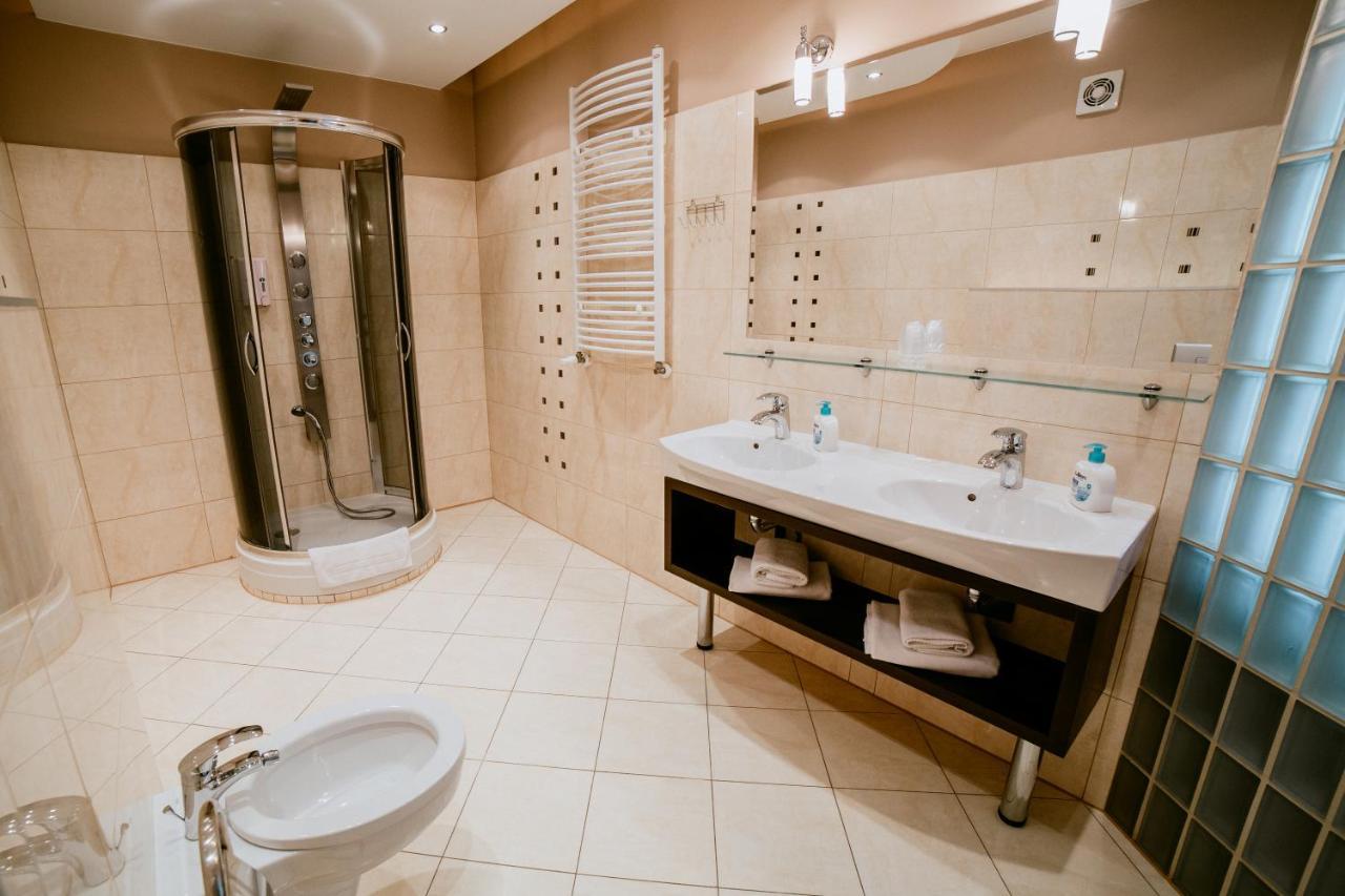 Hotel Domino Niemodlin Bagian luar foto