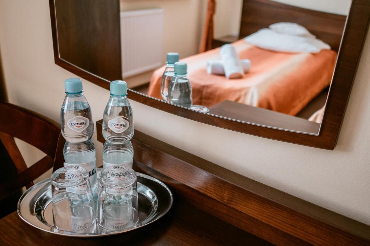 Hotel Domino Niemodlin Bagian luar foto