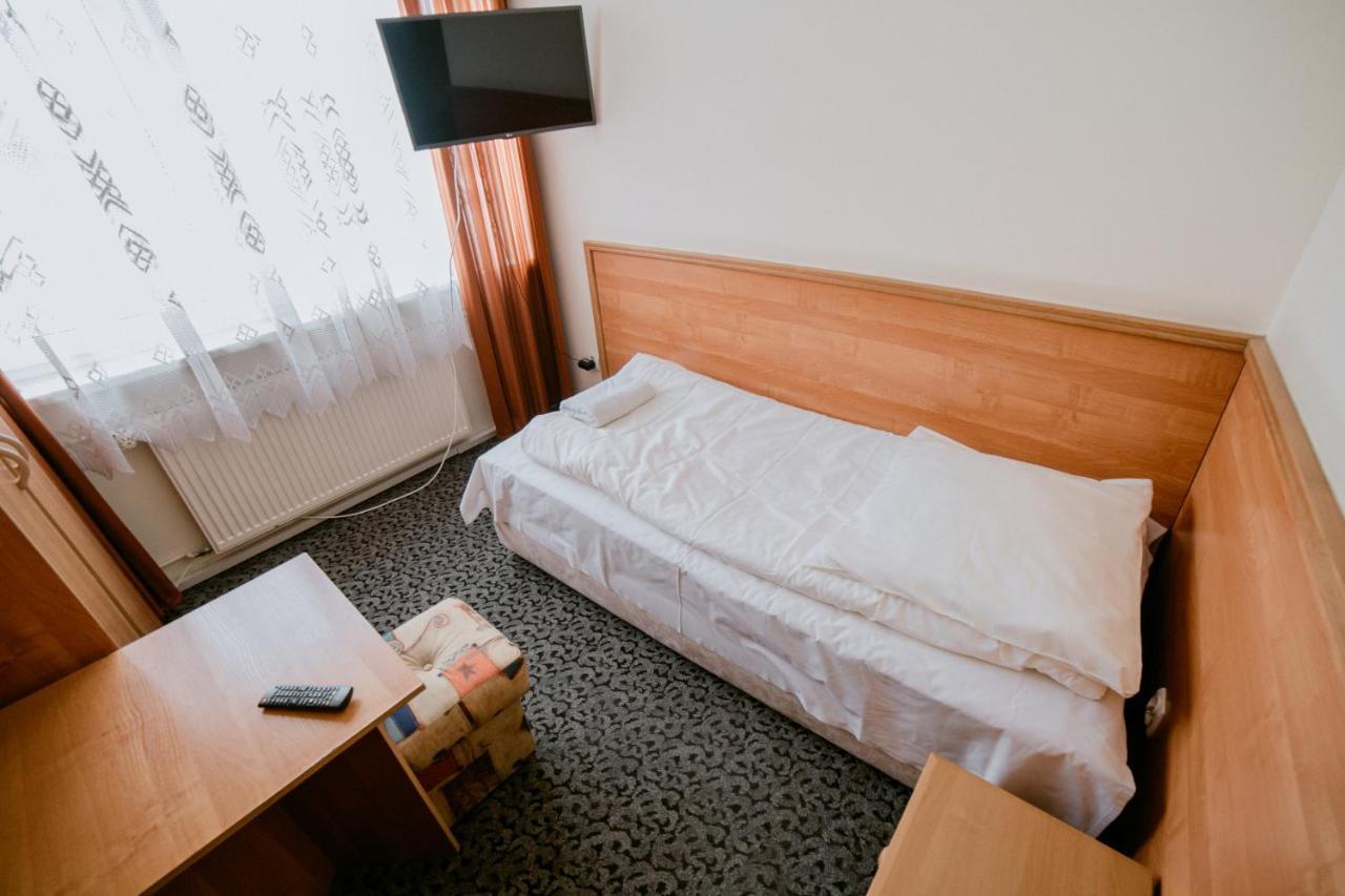 Hotel Domino Niemodlin Bagian luar foto