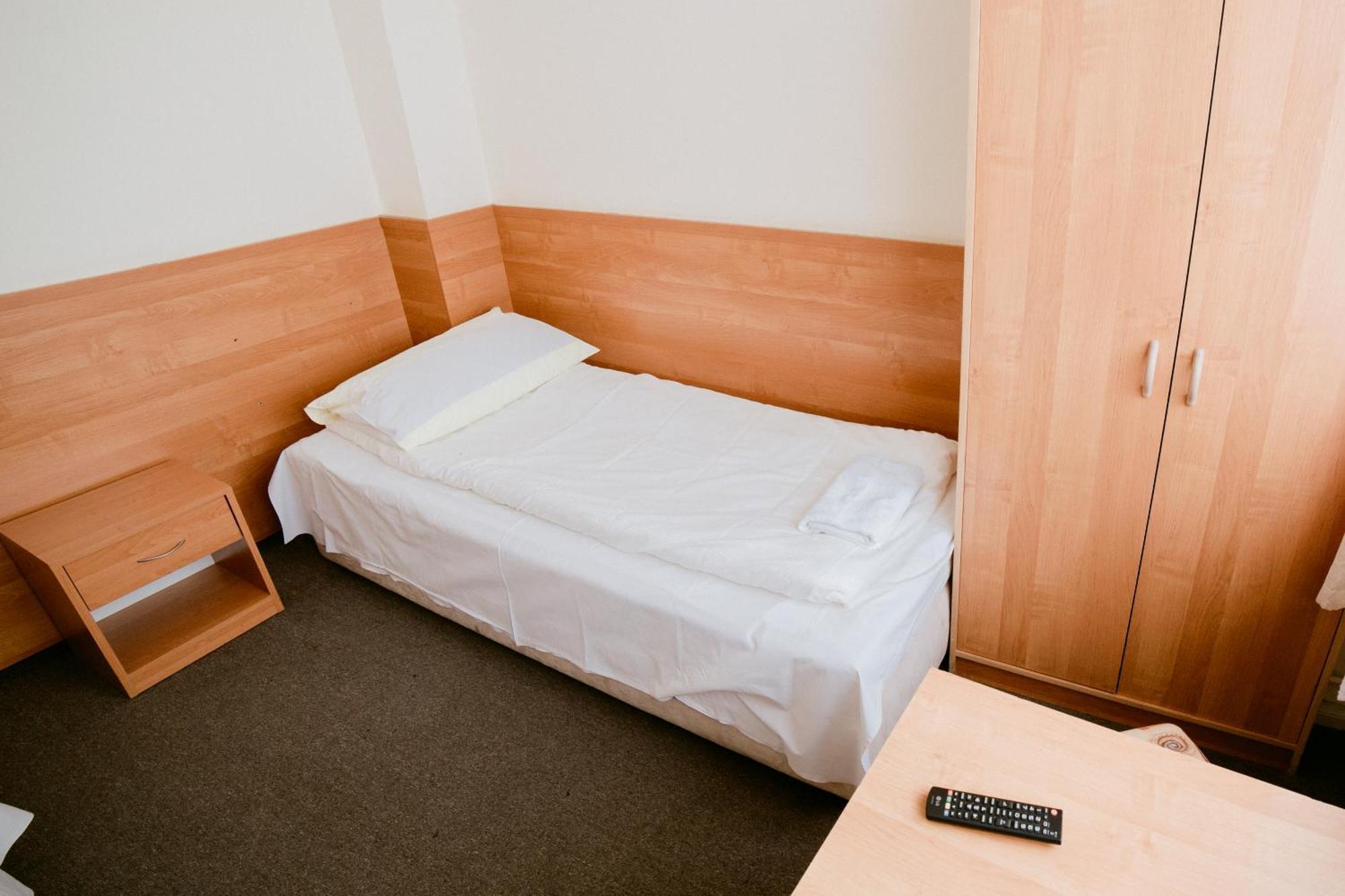 Hotel Domino Niemodlin Bagian luar foto